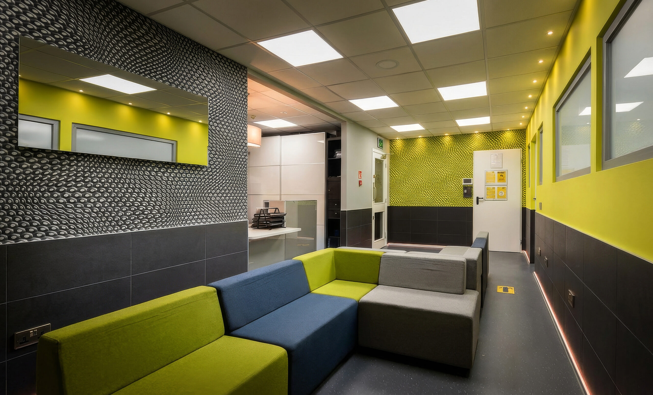 Suir clinic waiting room interior photo